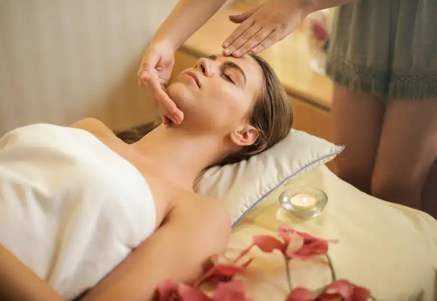 Frau bekommt eine ayurvedische Massage mit Ölen