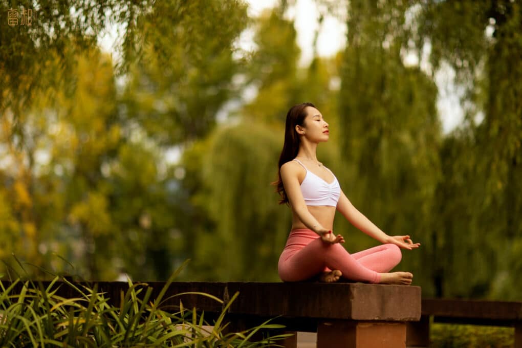 Frau macht alleine Meditation auf einer Ayurveda Reise