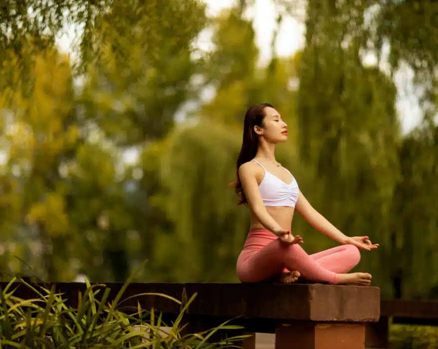 Frau macht alleine Meditation auf einer Ayurveda Reise