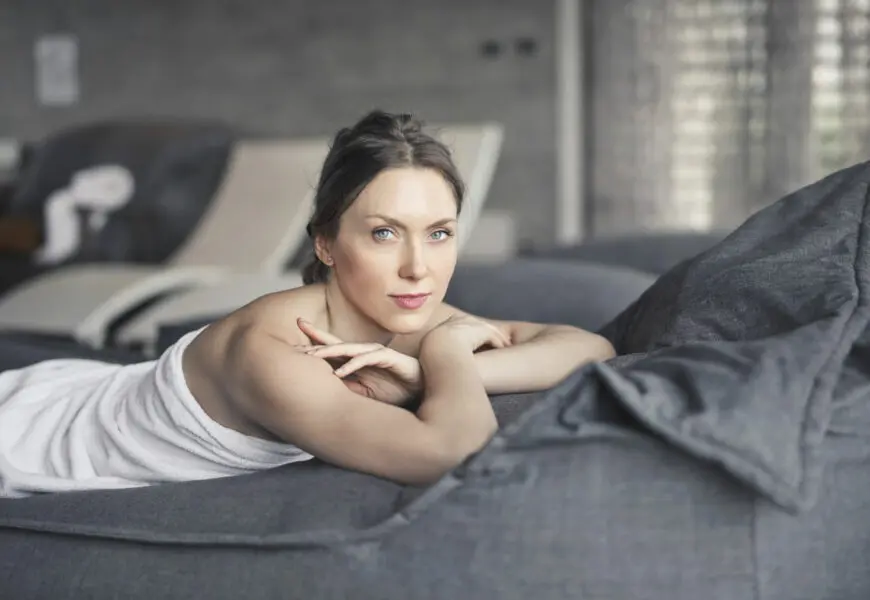 Frau schaut in die Kamera nach einer ayurvedischen Massage