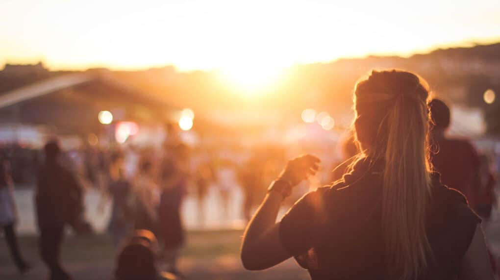 Frau steht auf dem The Wander Yogi Festival in Portugal Ericeira
