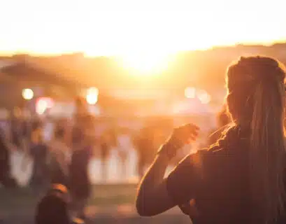 Frau steht auf dem The Wander Yogi Festival in Portugal Ericeira