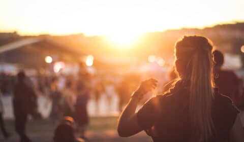 Frau steht auf dem The Wander Yogi Festival in Portugal Ericeira