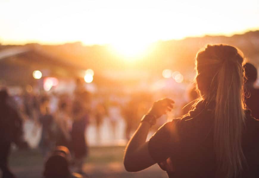 Frau steht auf dem The Wander Yogi Festival in Portugal Ericeira