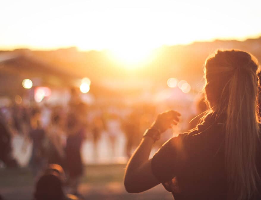 Frau steht auf dem The Wander Yogi Festival in Portugal Ericeira