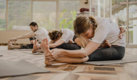 Frau macht Yogaübung auf einer Yogamatte