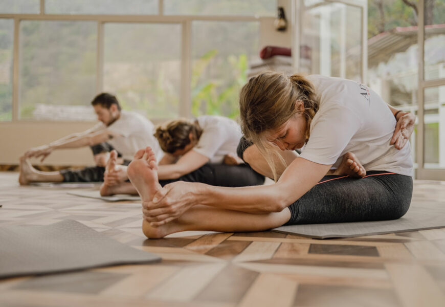 Frau macht Yogaübung auf einer Yogamatte