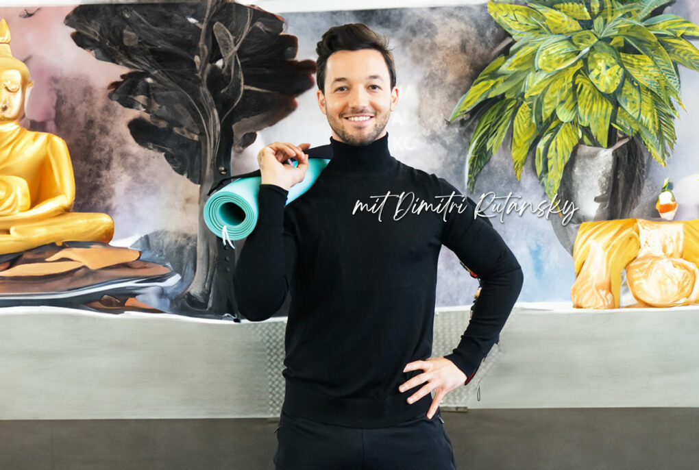 Dimitry Rutansky mit einer Yogamatte auf der Schulter