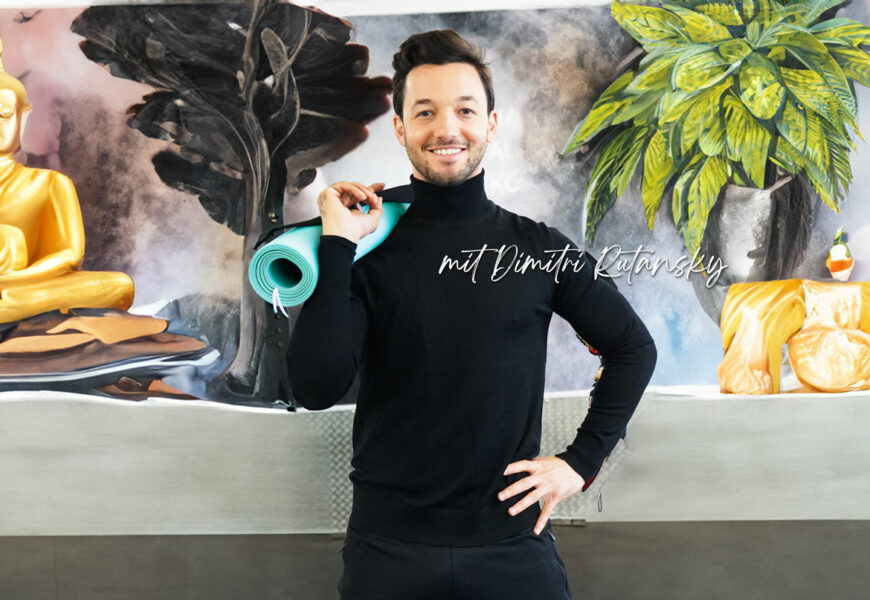 Dimitry Rutansky mit einer Yogamatte auf der Schulter