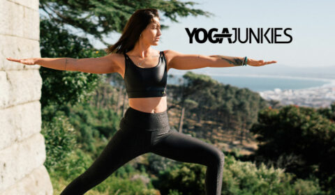 Frau macht Yoga in der Natur auf dem Yoga Junkies Festival