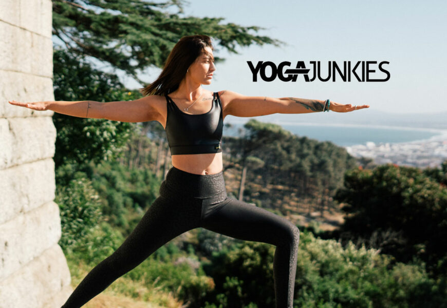 Frau macht Yoga in der Natur auf dem Yoga Junkies Festival