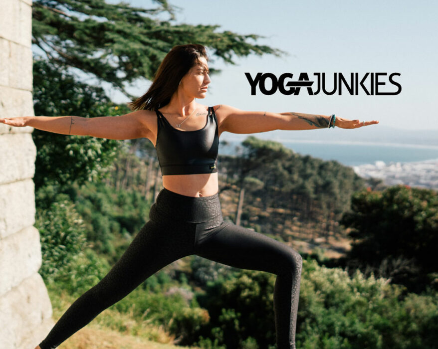 Frau macht Yoga in der Natur auf dem Yoga Junkies Festival