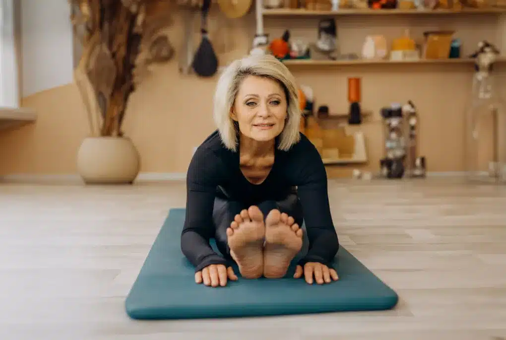 Frau macht Yoga in den Wechseljahren während einer Ayurveda Kur