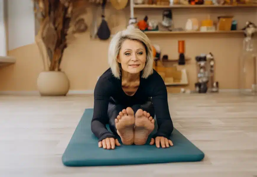 Frau macht Yoga in den Wechseljahren während einer Ayurveda Kur
