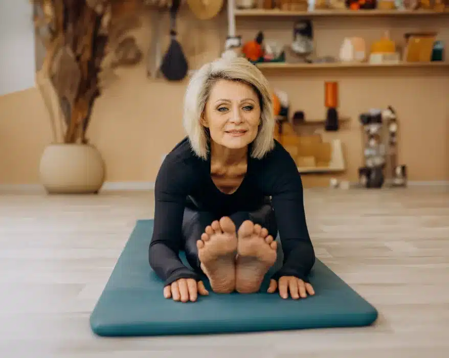 Frau macht Yoga in den Wechseljahren während einer Ayurveda Kur