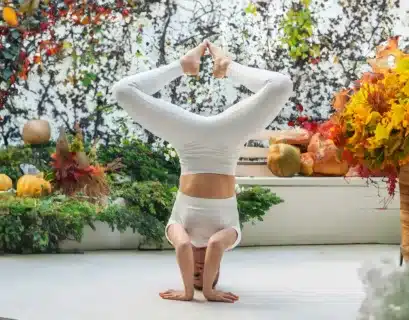 Frau macht die Yoga Übung Kopfstand um ihr Immunsystem zu stärken