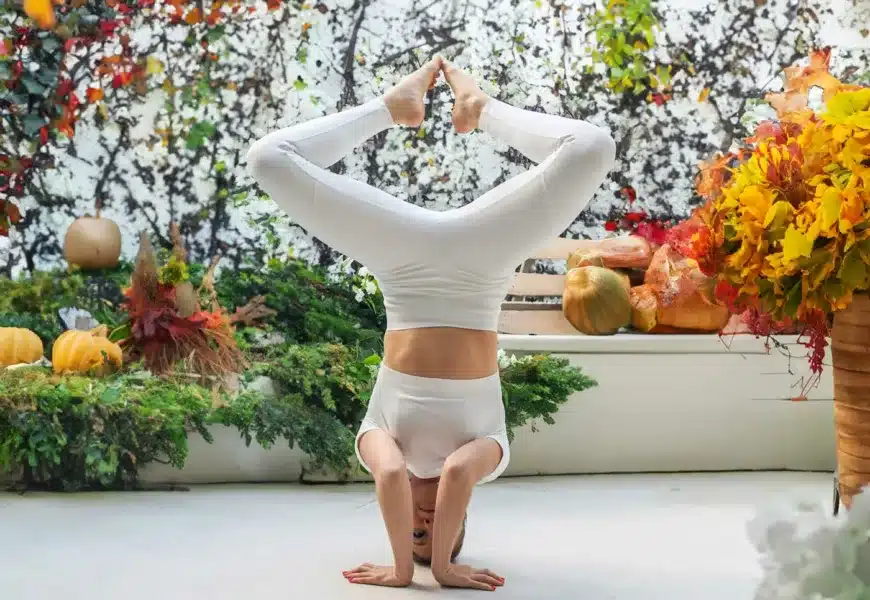 Frau macht die Yoga Übung Kopfstand um ihr Immunsystem zu stärken