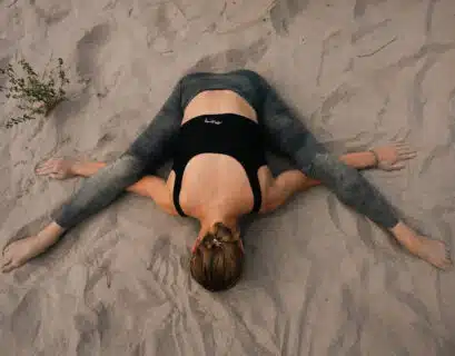 Frau macht Yoga Nidra am Strand