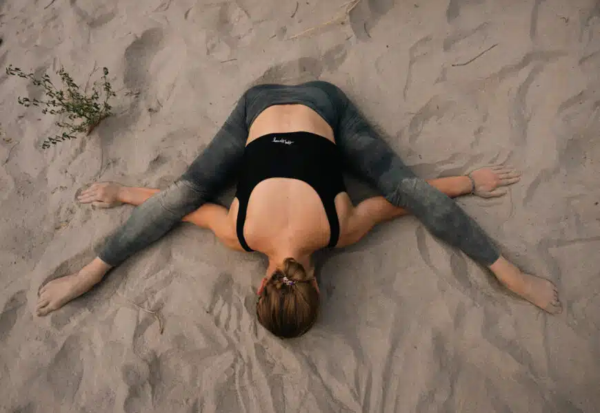 Frau macht Yoga Nidra am Strand