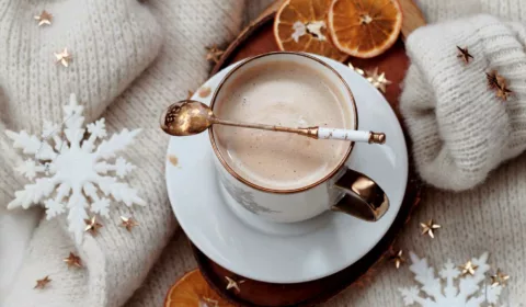 Tasse warmer Kakao mit winterlicher Deko drumherum