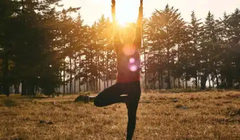 Frau macht Yoga in der Natur