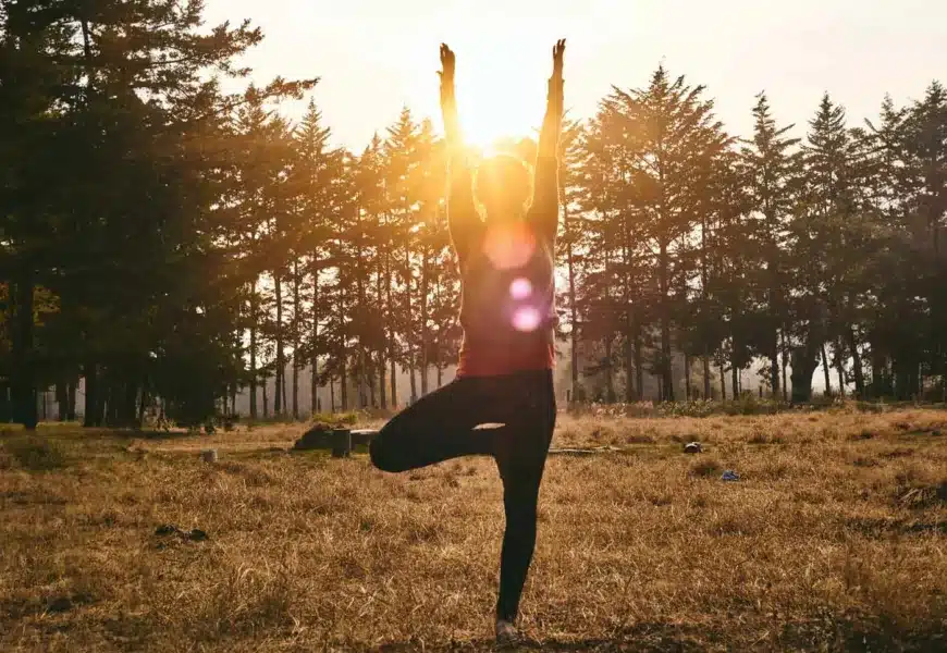 Frau macht Yoga in der Natur