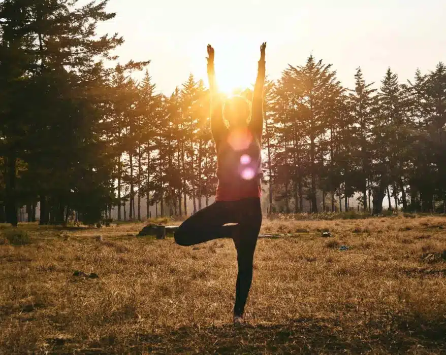 Frau macht Yoga in der Natur