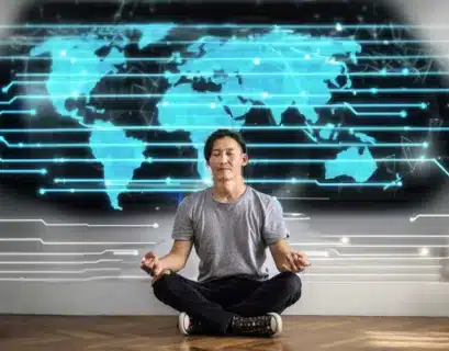 Mann sitzt auf dem Boden und atmet und meditiert vpr einer digital Leinwand