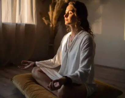 Frau macht Breathwork