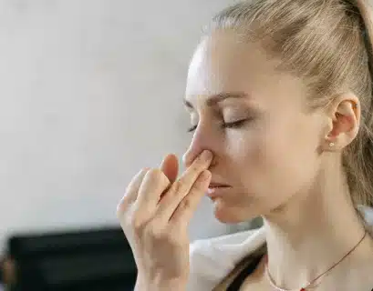 Frau macht Atemübungen mit geschlossenen Augen
