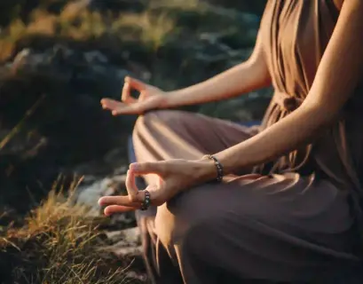 Frau meditiert im Meditationssitz und hält ein Finger Mudra