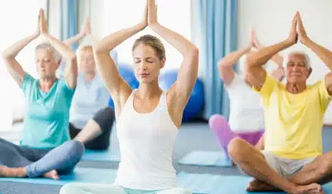 ein Gruppe macht Yoga bei Kopfschmerzen