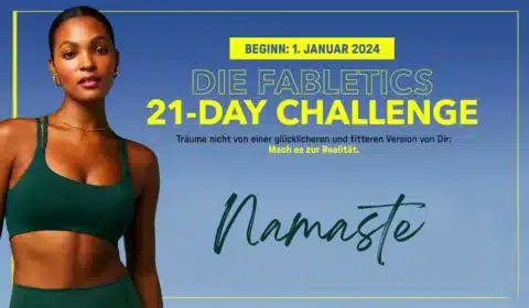 Frau mit Fabletics BH und Yoga Leggings neben der 21 Tage Fitness Challenge Grafik