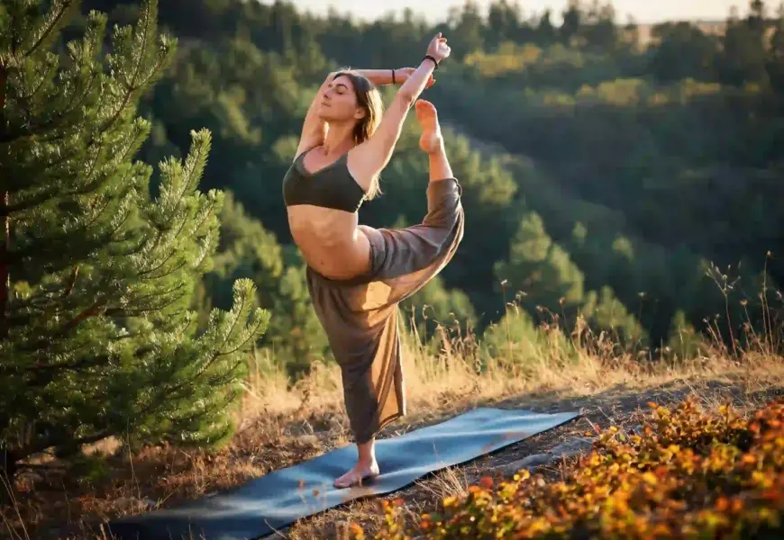 Frau macht Yoga in der Natur