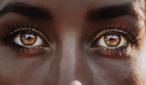 Frau mit hübschen Augen, Nahaufnahme