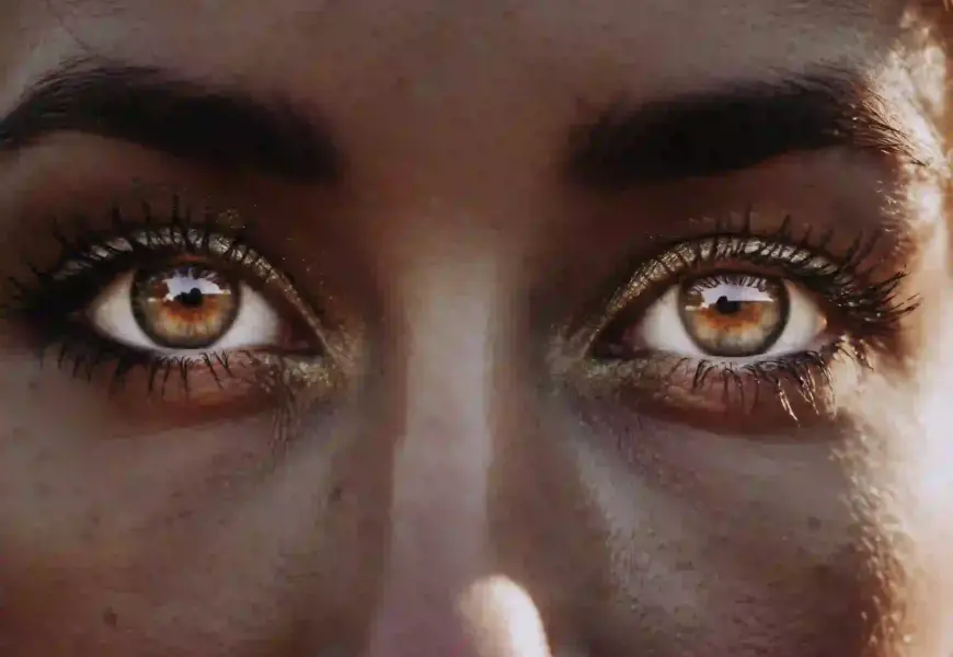 Frau mit hübschen Augen, Nahaufnahme