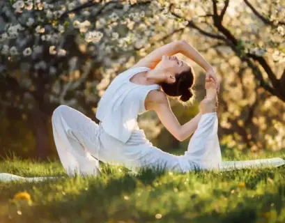 Frau macht Yoga draußen in der Natur