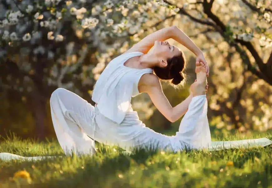 Frau macht Yoga draußen in der Natur
