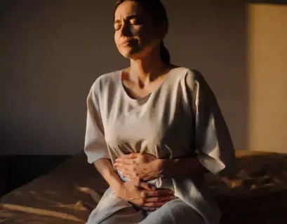 Frau hält sich den Bauch vor Schmerzen