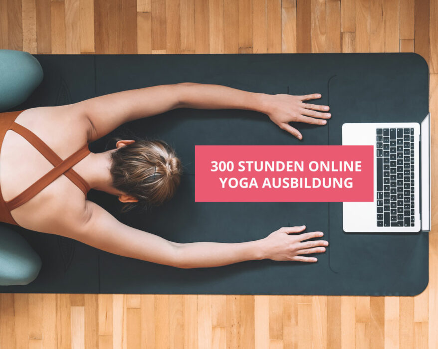 Frau macht Yoga vor ihrem Laptop