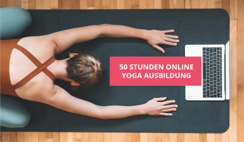 Frau macht Yoga vor ihrem Laptop