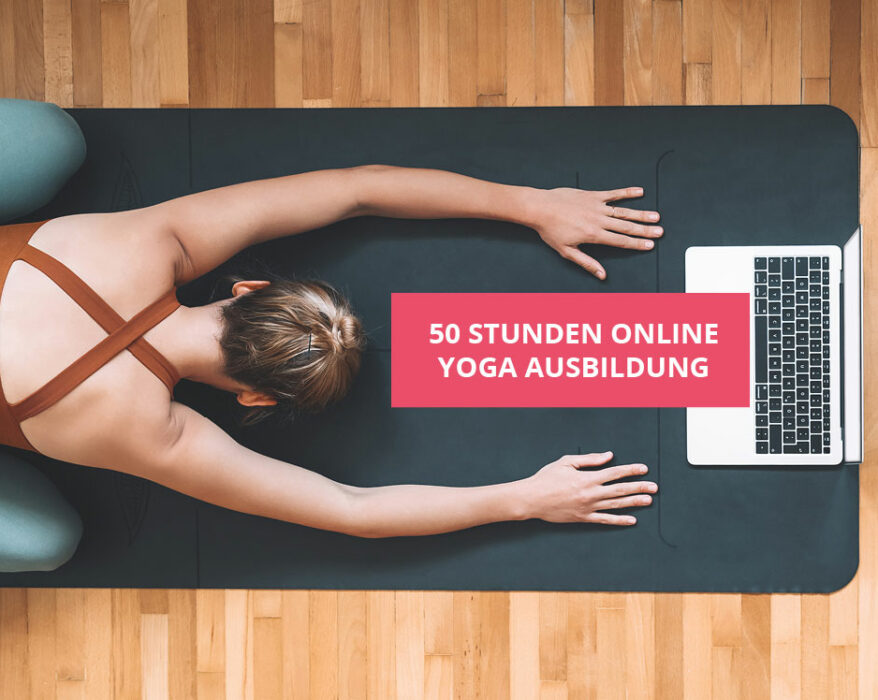 Frau macht Yoga vor ihrem Laptop