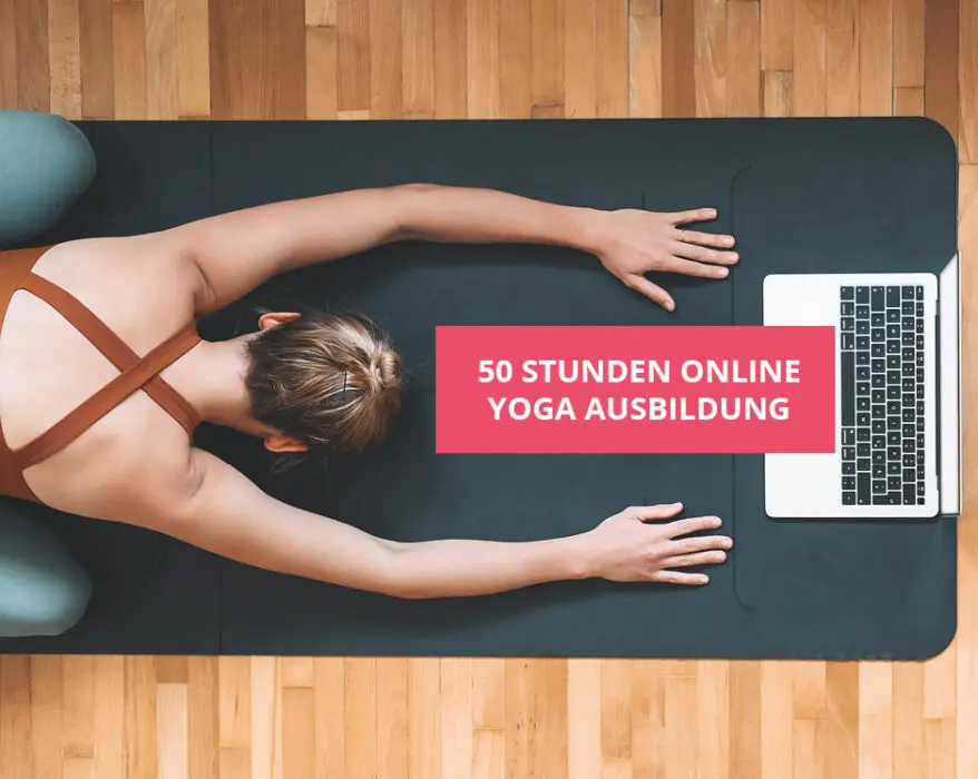 Frau macht Yoga vor ihrem Laptop