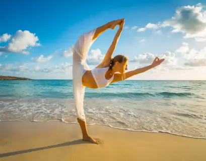 Frau macht yoga am Strand
