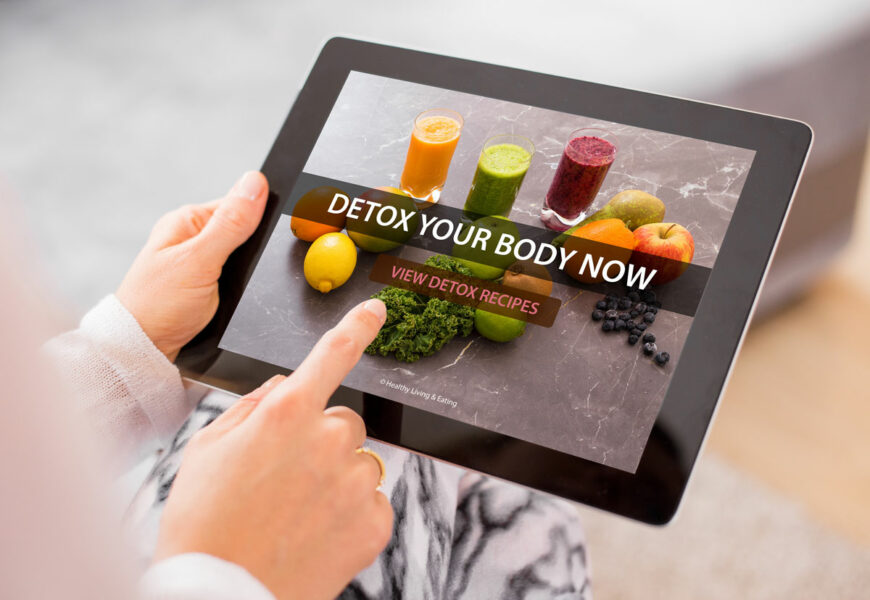 Frau hält Tablet mit dem Slogan „DETOX YOUR BODY NOW"