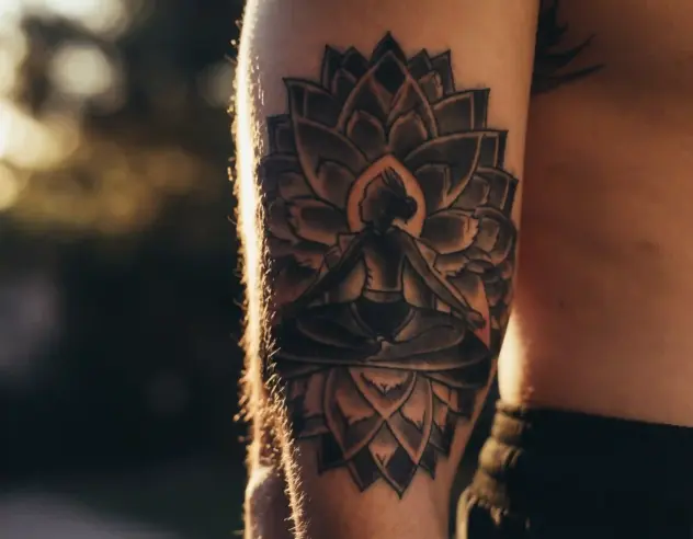Yoga Tattoo am Arm