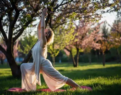Frau macht Yoga draußen