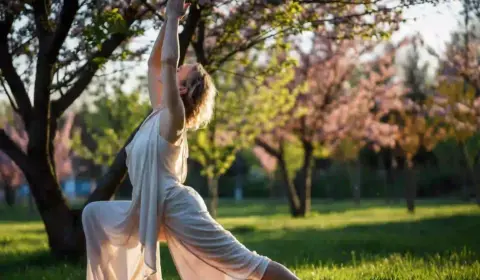 Frau macht Yoga draußen