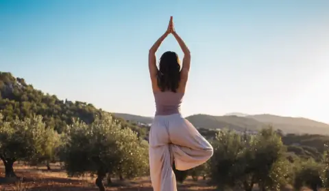 Frau macht Yoga auf Mallorca
