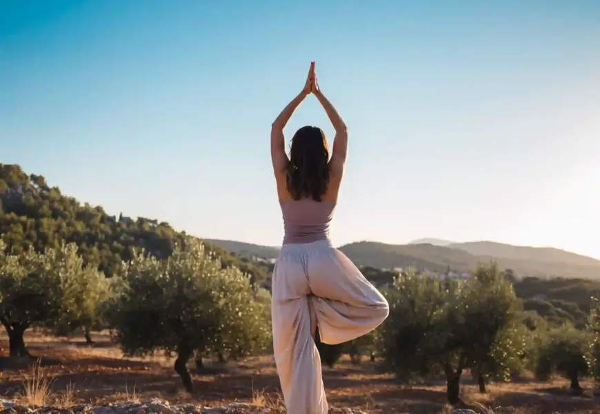 Frau macht Yoga auf Mallorca